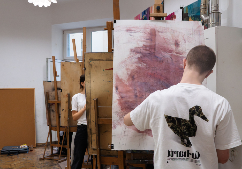 zdjęcie przedstawiające wakacyjny kurs rysunku artystycznego w pracowni Domin Kraków